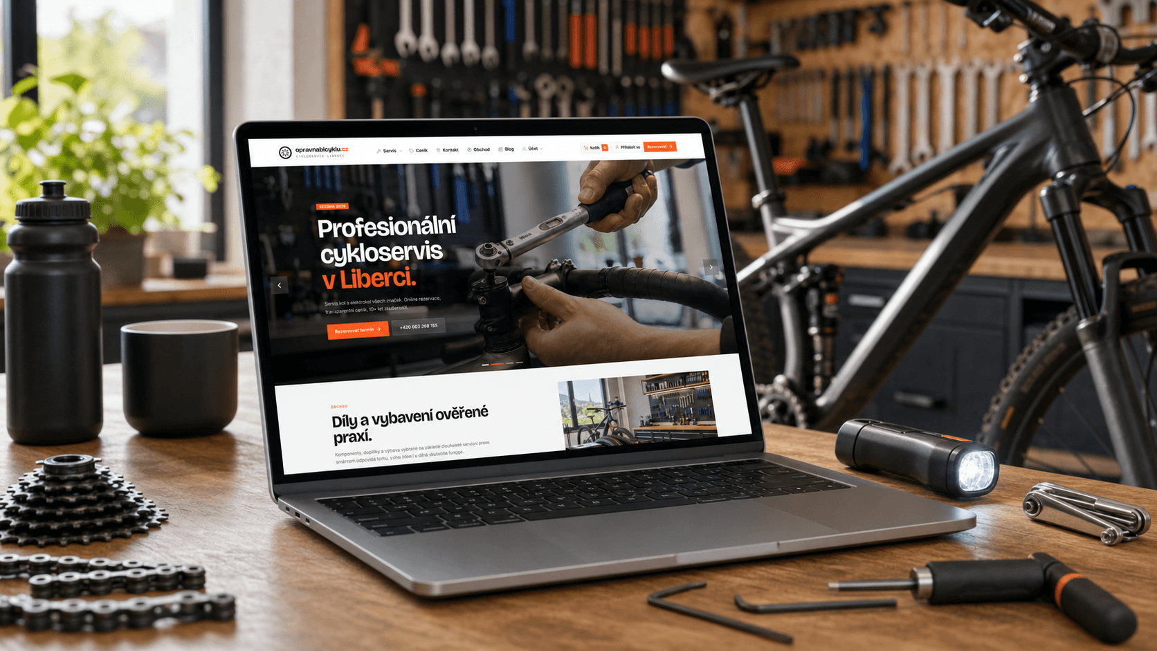 Nový web Opravny bicyklů zobrazený na notebooku v cyklistické dílně